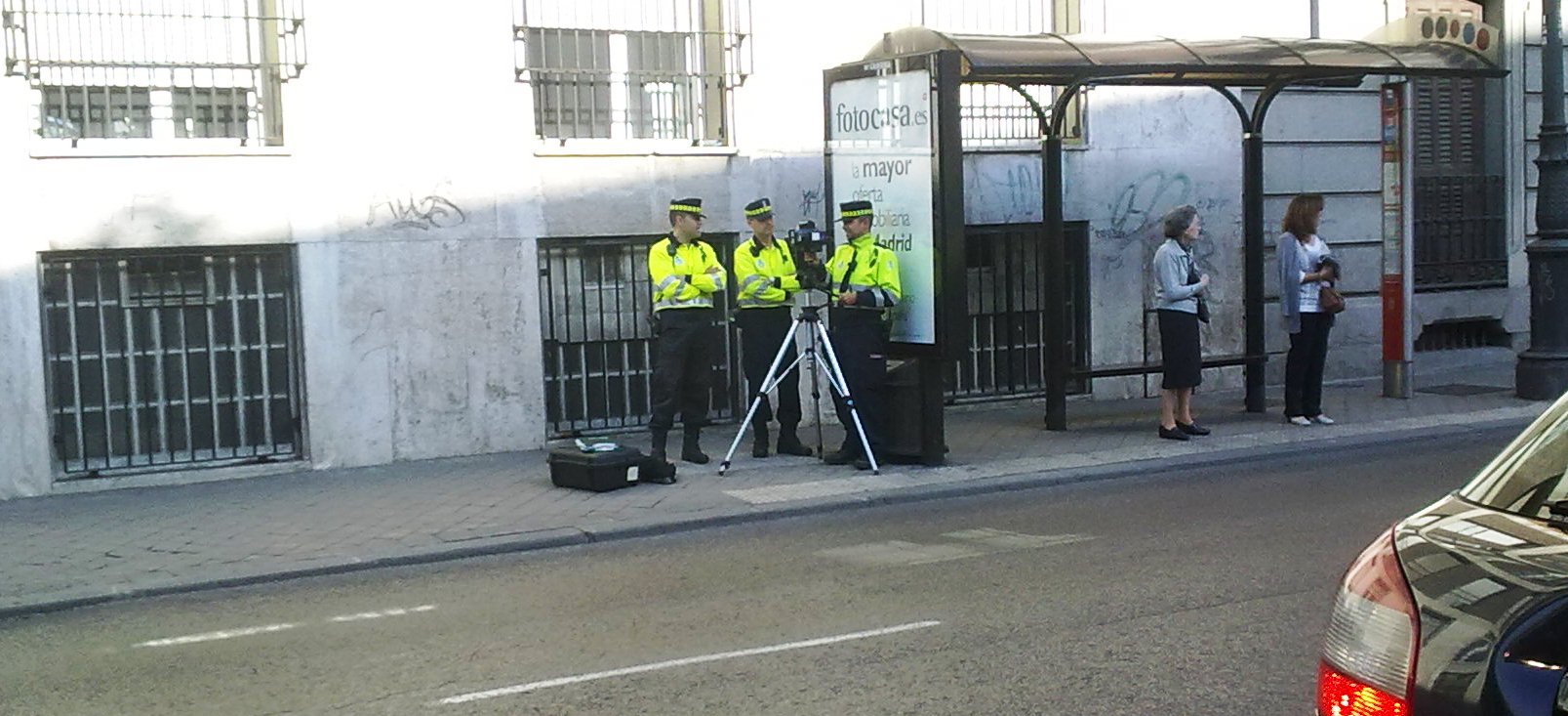 Guardias camuflados tras parada de bus y radar en mano